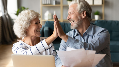 Zdjęcie przedstawia parę seniorów - kobietę i mężczyzne. źródło: www.kongresgospodarkisenioralnej.p